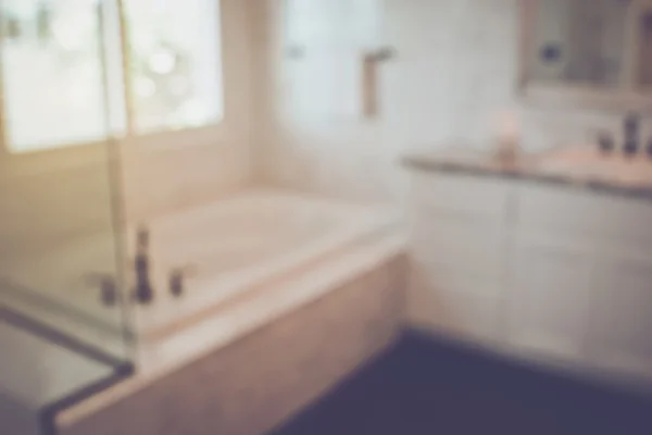 Cuarto de baño borroso con bañera — Foto de Stock