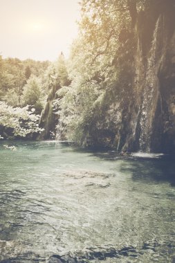 Güneş ışığı ile Retro şelale