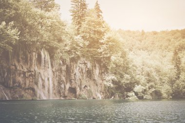 Güneş ışığı ile Retro şelale