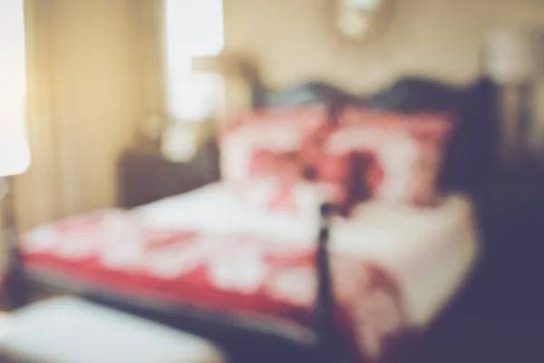 Размытая спальня с кроватью — стоковое фото