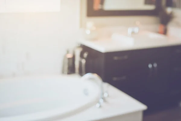 Cuarto de baño borroso con bañera —  Fotos de Stock