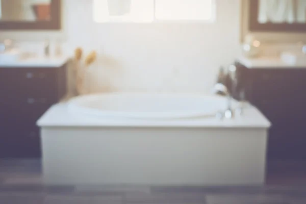 Размытая ванная комната с ванной — стоковое фото