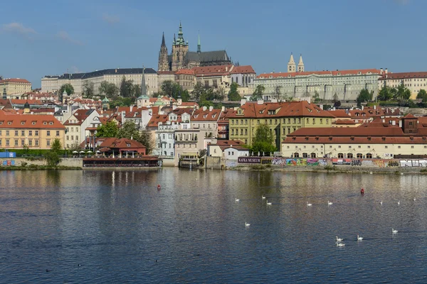 Castelo de Praga com rio Vltava — Fotografia de Stock