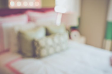 Bulanık kızın yatak yatak ve komidin