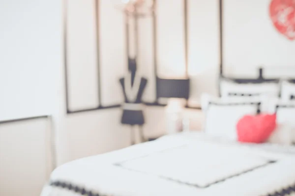 Suddig sovrum med säng och Nattduksbord — Stockfoto
