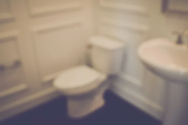 Cuarto de baño borroso tocador y WC con Retro Instagram Style Fi —  Fotos de Stock