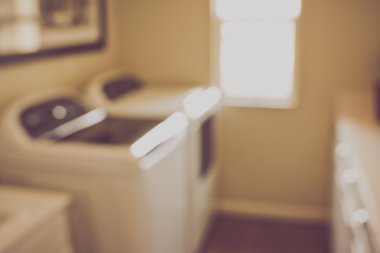 Çamaşır ve kurutma makinesi ile bulanık çamaşır odası