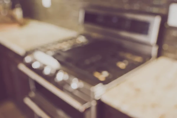 Размытая кухня с ретро-фильтром — стоковое фото