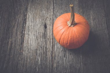 Kabak rustik ahşap zemin üzerine