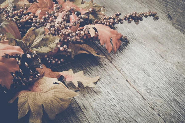 Hojas de otoño sobre fondo de madera rústica —  Fotos de Stock