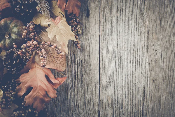 Осенние листья на деревенском фоне — стоковое фото