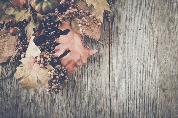 Hojas de otoño sobre fondo de madera rústica —  Fotos de Stock