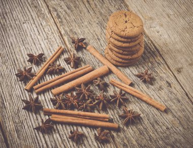 Tarçın, yıldız anason ve gingersnap kurabiye