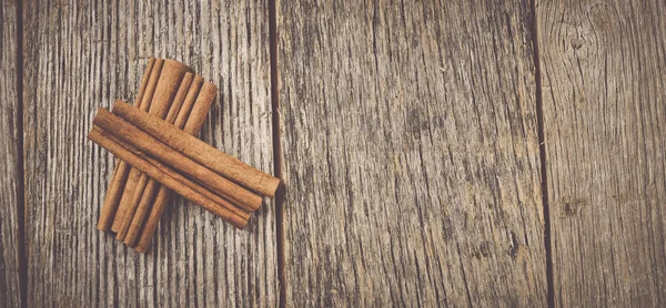 Cinnamon sticks on Wood — Stock Photo, Image