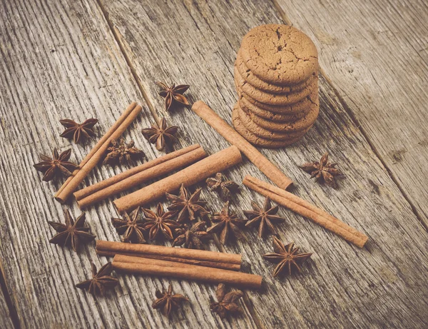 Palitos de canela, anís estrellado y galletas de jengibre —  Fotos de Stock