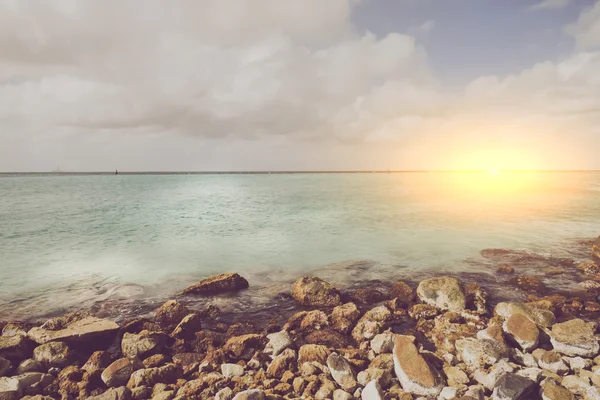 Havet med stenar och solljus — Stockfoto