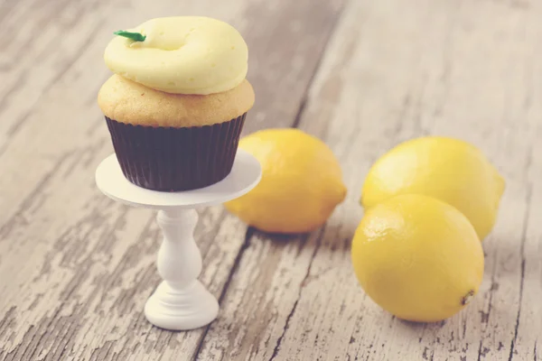 Pastel de limón con limones frescos — Foto de Stock