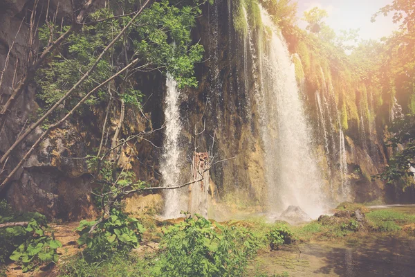 Cascada en el Parque Nacional de Plitvice en Croacia — Foto de Stock