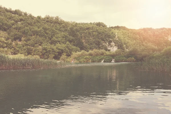 Wasserfall im Nationalpark Plitvice in Kroatien — Stockfoto