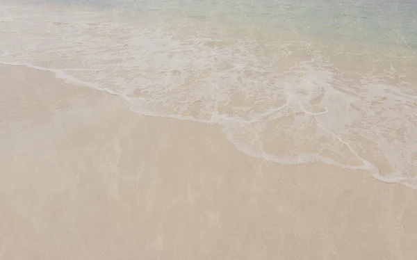Океанічні хвилі, що миють пісок на пляжі — стокове фото