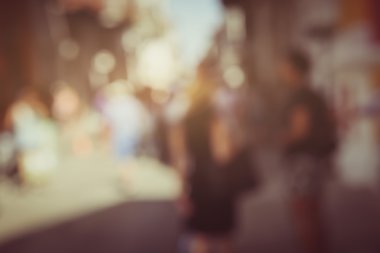 Bir yaz gününde sokakta bulanık insanlar