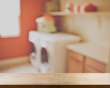 Çamaşır ve kurutma makinesi ile bulanık çamaşır odası