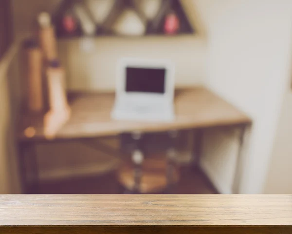 Escritório desfocado com computador — Fotografia de Stock