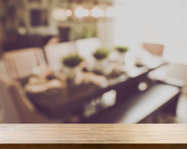 Bulanık yemek masası