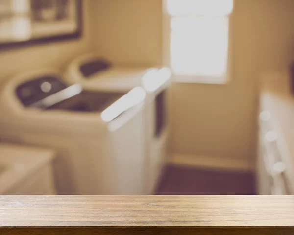 Θολή δωμάτιο με πλυντήριο και έναν στεγνωτήρα — Φωτογραφία Αρχείου
