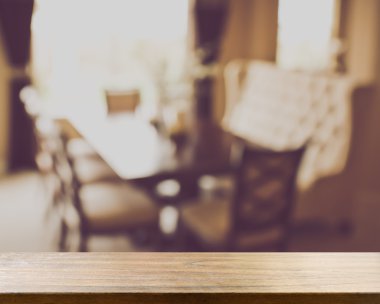 Bulanık yemek masası