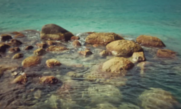 Rozmazané oceán a skály — Stock fotografie