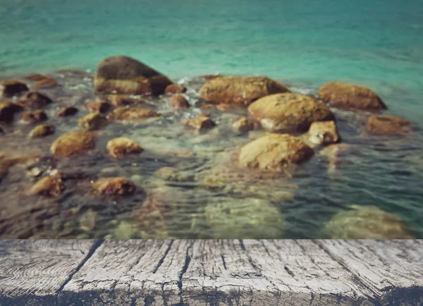 Oceano desfocado e rochas — Fotografia de Stock