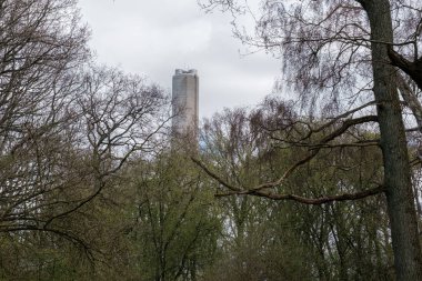Göteborg İsveç 'teki yakındaki parktan görülebilen uzun bir baca.