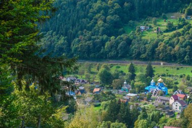 Dağdan Kvasy 'nin dağ köyünün manzarası. Karpatya manzarası. Evler ve kiliseler. Ukrayna.