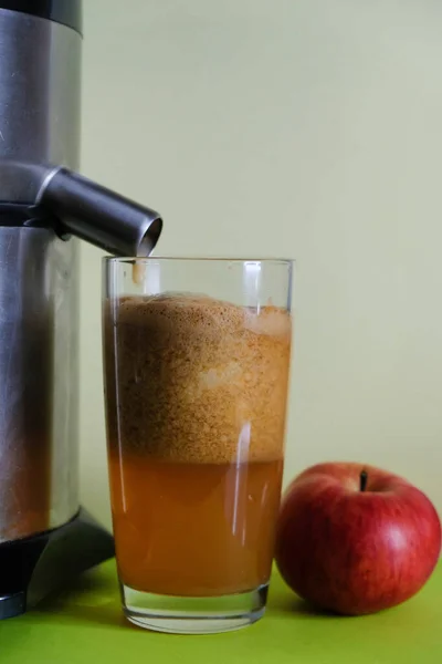 Pulp Apple Juice Top Clarified Juice Foam Bubbles Process Making — Stock Photo, Image