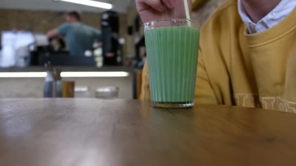 Hombre Con Ropa Amarilla Está Bebiendo Verde Matcha Helado Con — Vídeo de stock