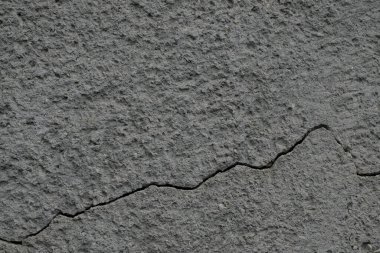 Beton duvarda derin bir çatlak. Boşluğu kopyala.