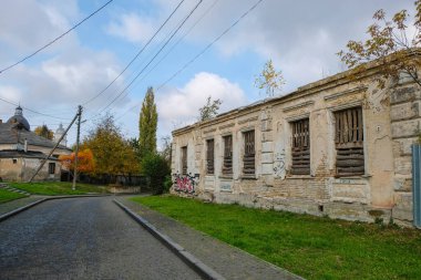 Sonbaharda eski kasaba caddesinde. Lutsk, Volyn, Ukrayna. Eski bir evin restorasyonu.