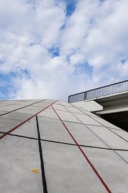 Köprü yapısının bir parçası. Alt manzara. Dikey görüntü. Boşluğu kopyala.