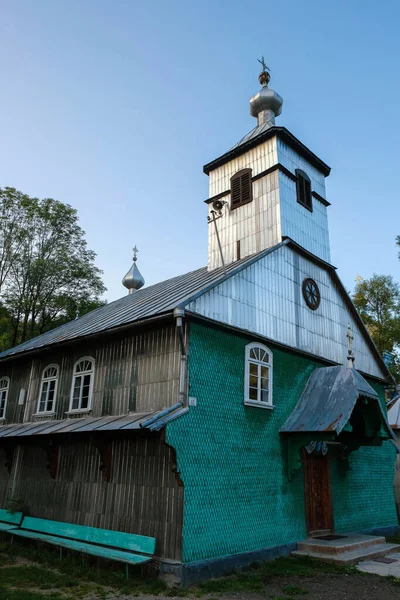 2020年9月24日 乌克兰Zakarpattia地区Kvasy 这座古老的教堂内衬着锡 立面是一堵绿色的木制翼墙 垂直图像 — 图库照片