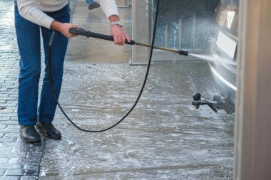 self-servis araba yıkama. Adam arabasını yıkıyor..