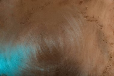 Parlak mor yansımalı bakır yüzey. Rastgele yerleştirilmiş. Soyut fantezi. Bakır yüzeyde çizikler var. Minimalizm. Boşluğu kopyala.