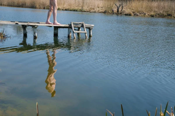 Отражение Воде Обнаженного Мужчины Деревянный Мостик Традиционное Плавание Летом Зимой — стоковое фото
