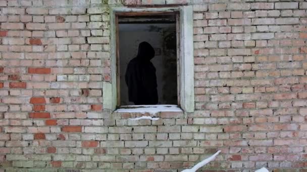 Casa Ladrillo Abandonada Ventana Sin Cristal Silueta Hombre Ventana — Vídeo de stock