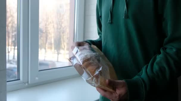 Man Grönt Nära Köksfönstret Packar Upp Croissant Livsmedelsleverans Till Karantän — Stockvideo