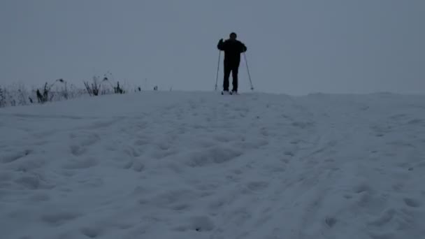Silhueta Solitária Esquiador Descendo Montanha Para Câmera Uma Manhã Inverno — Vídeo de Stock