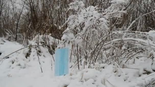 Medicinsk Mask Rör Sig Vinden Snöig Bakgrund Förlorad Engångsskyddsmask Coronavirus — Stockvideo