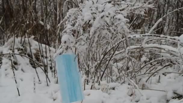 Tıbbi Maske Karlı Bir Zeminde Rüzgarda Hareket Ediyor Coronavirus Sembolü — Stok video