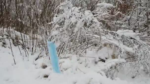 Het Medische Masker Beweegt Wind Een Besneeuwde Achtergrond Verloren Wegwerpmasker — Stockvideo