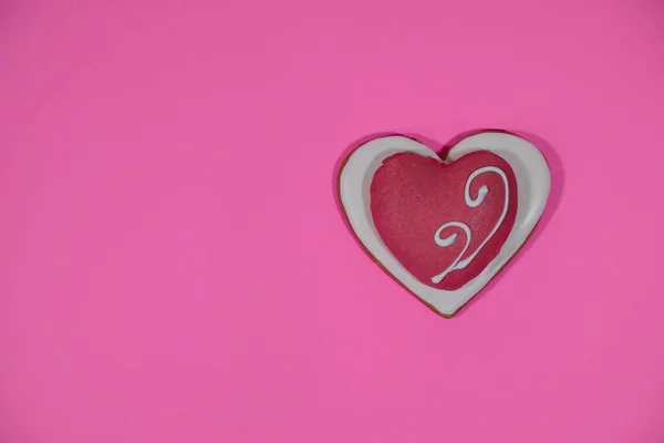 Festliches Ingwerherz Auf Rosa Valentinstag Minimalismus Kopierraum Ansicht Von Oben — Stockfoto